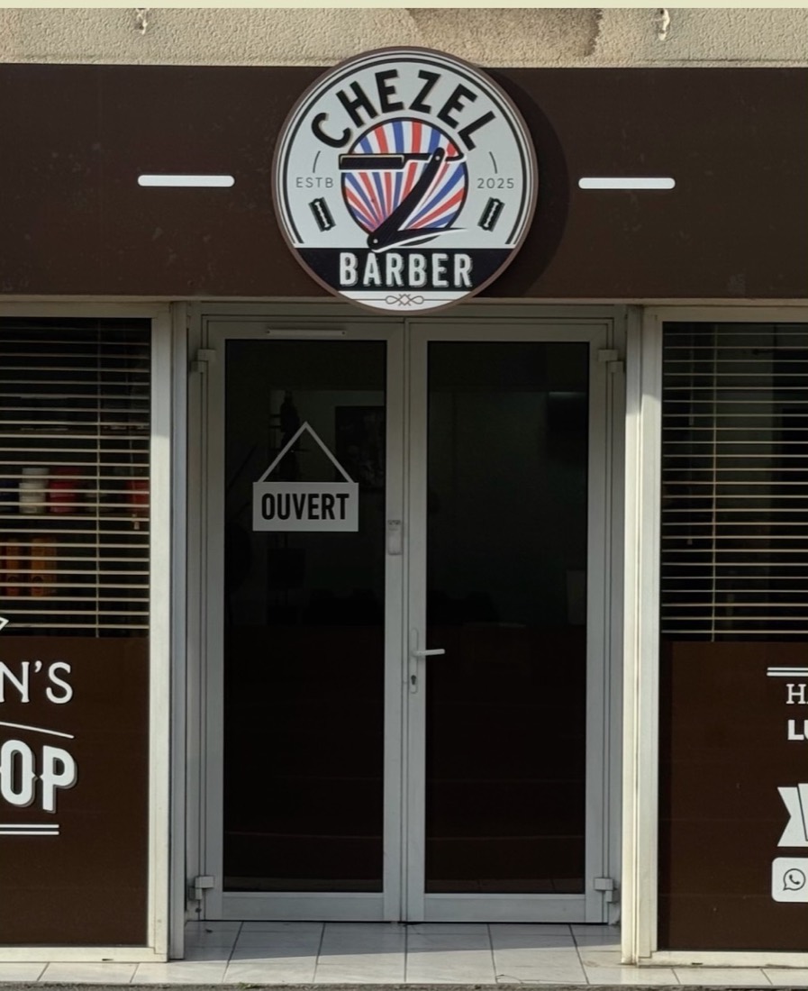 Devanture du salon Chezel Barber, 36 rue Clovis Chezel à Reims, enseigne ronde et panneau Ouvert