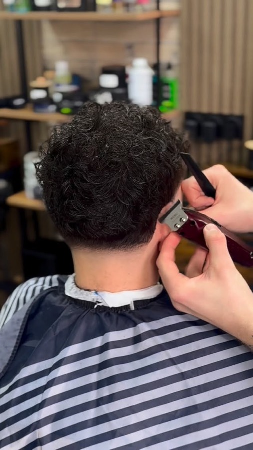 Coupe en cours de réalisation à la tondeuse